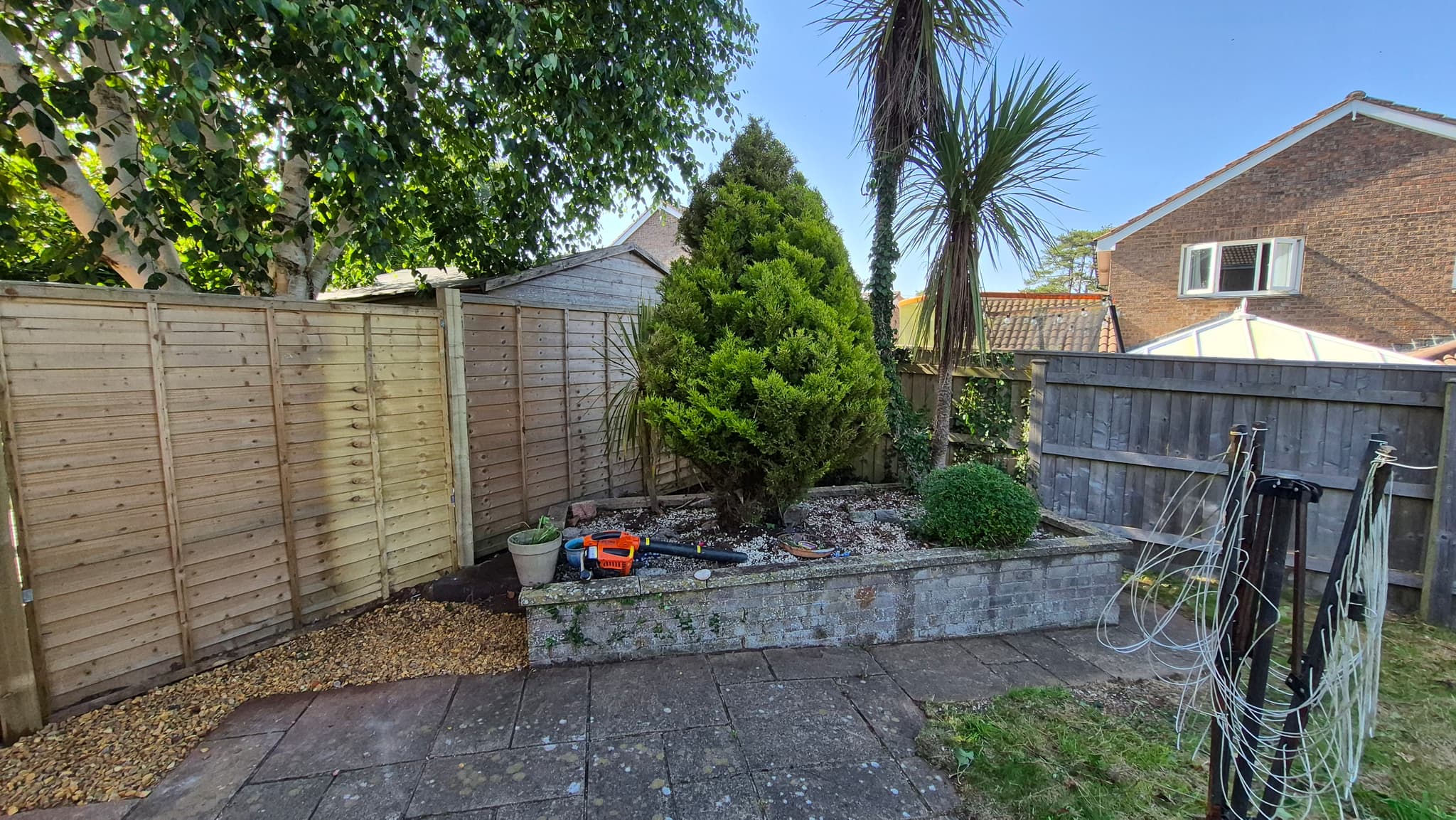 New fence panels meeting the existing boundary at the corner
