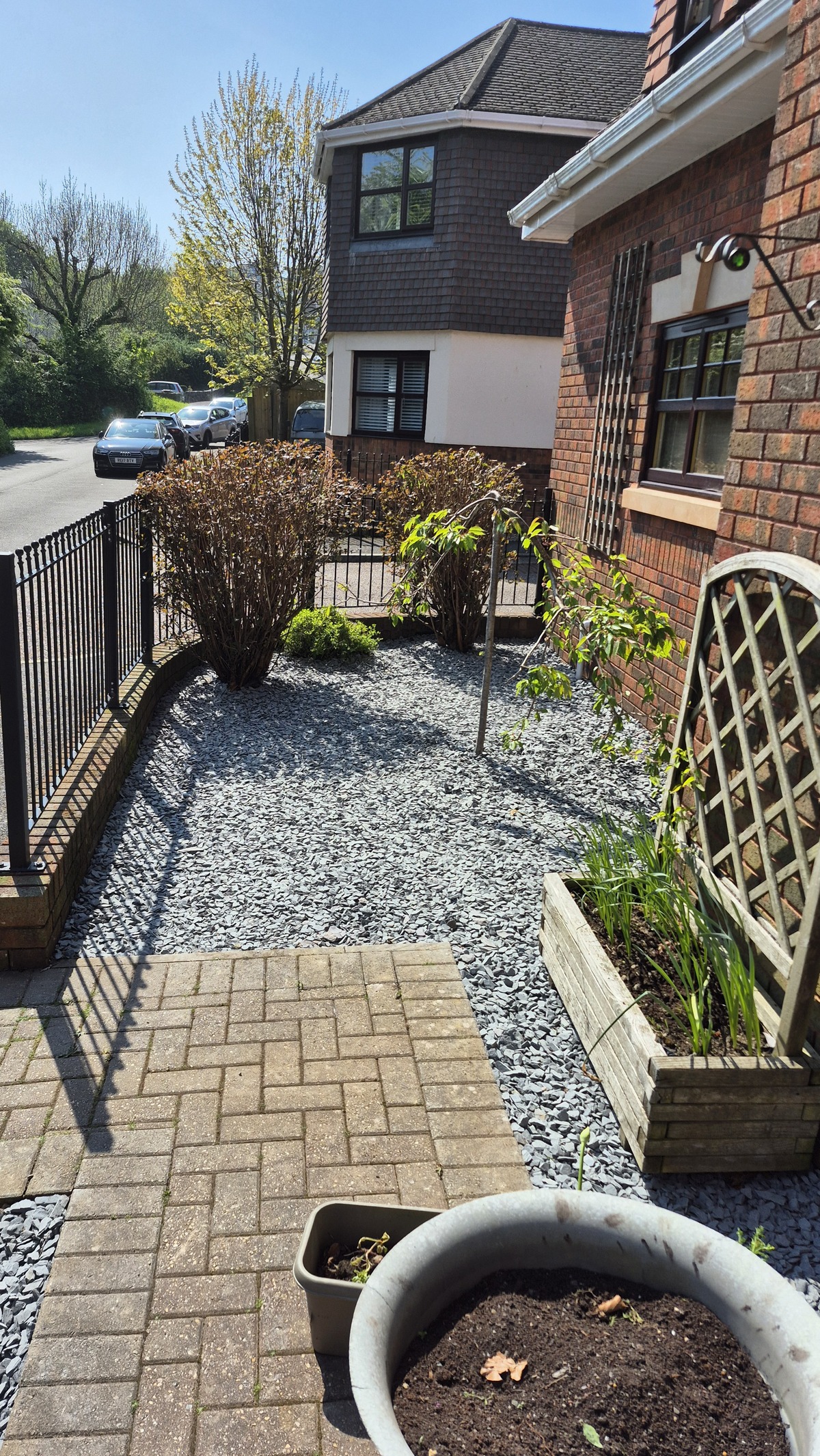 Completed front garden with slate gravel