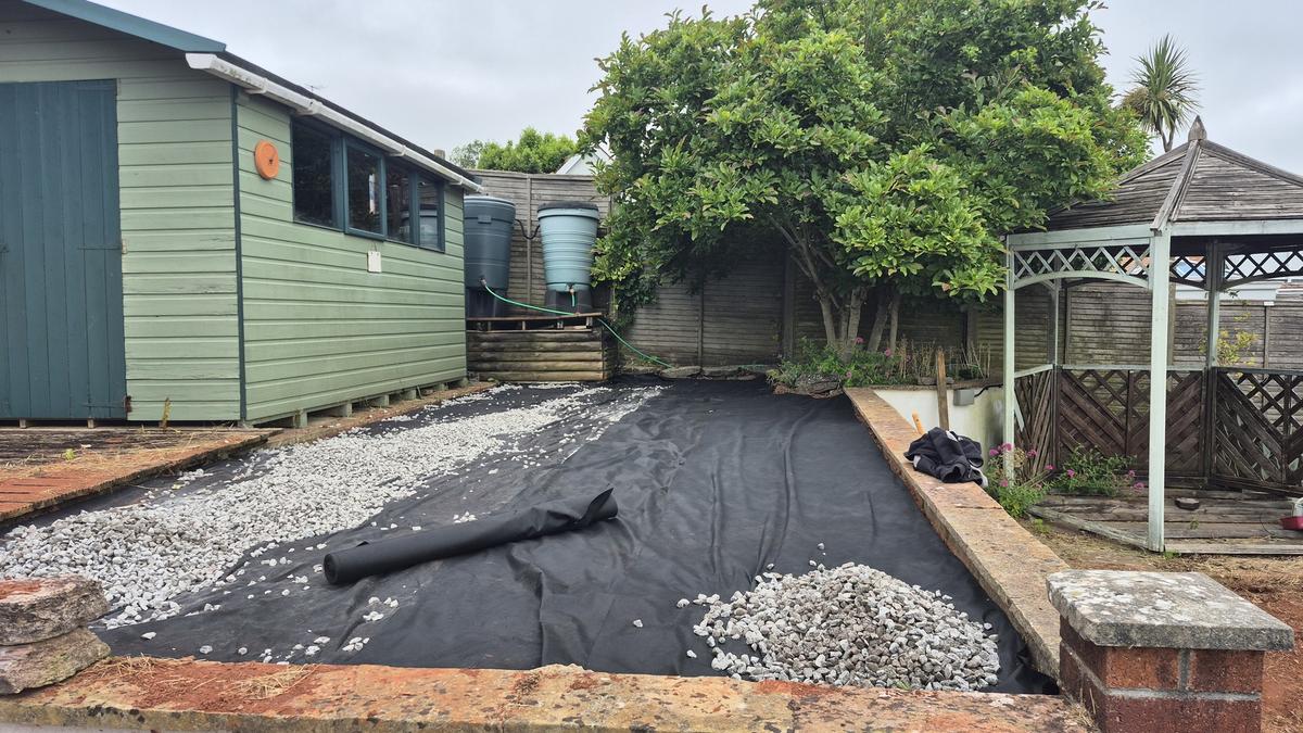 Membrane with gravel being spread